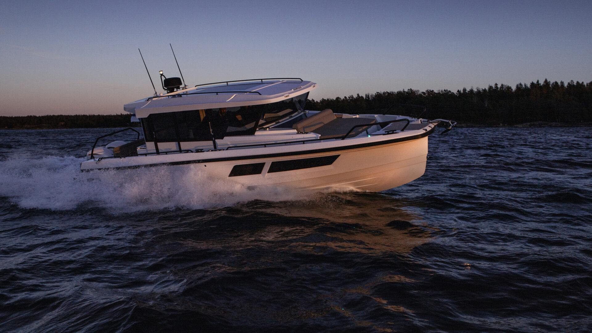 Quarken 35 Cabin - stunningly bright and spacious cabin boat - Quarken